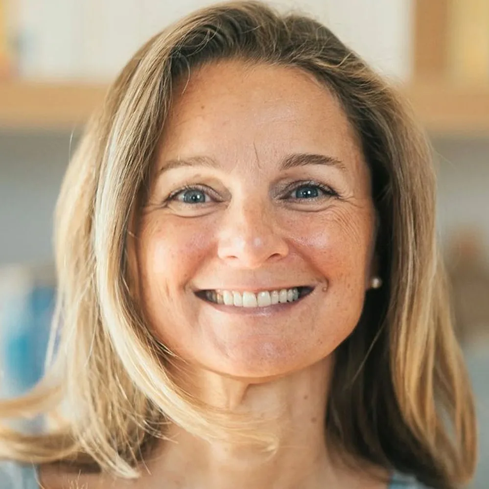 Porträt einer Frau mit schulterlangen blonden Haaren, Kundenstimme, lächelnd