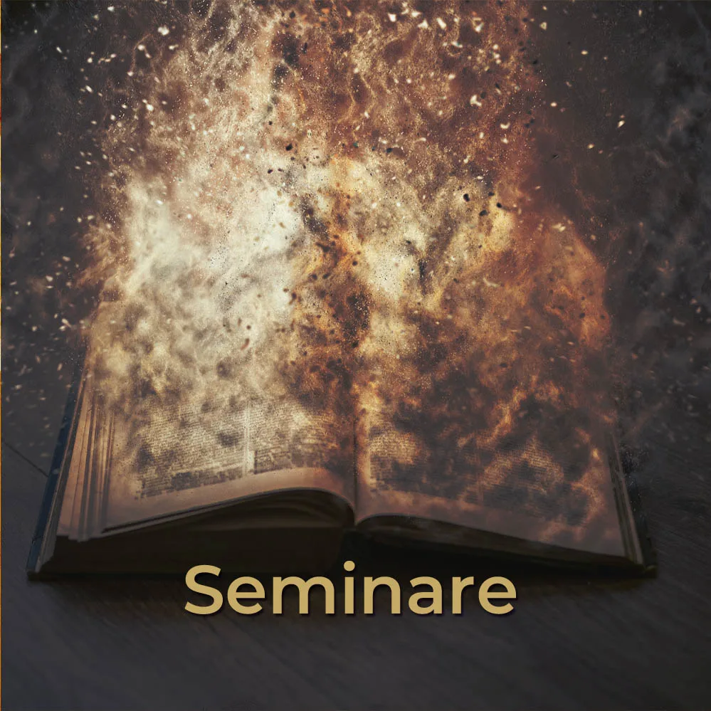 Aufgeschlagenes Buch mit goldenen Lichtern und Partikeln, mystische Atmosphäre, warm leuchtend