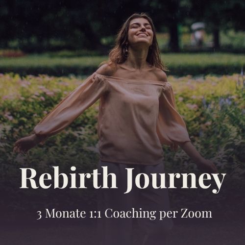 Frau in Lavendelfeld mit ausgebreiteten Armen für Rebirth Journey Coaching