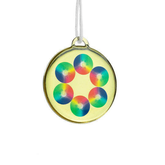 Amulett mit Goldrahmen und Creme-Hintergrund, sechs bunte Regenbogen-Chakren-Kreise angeordnet