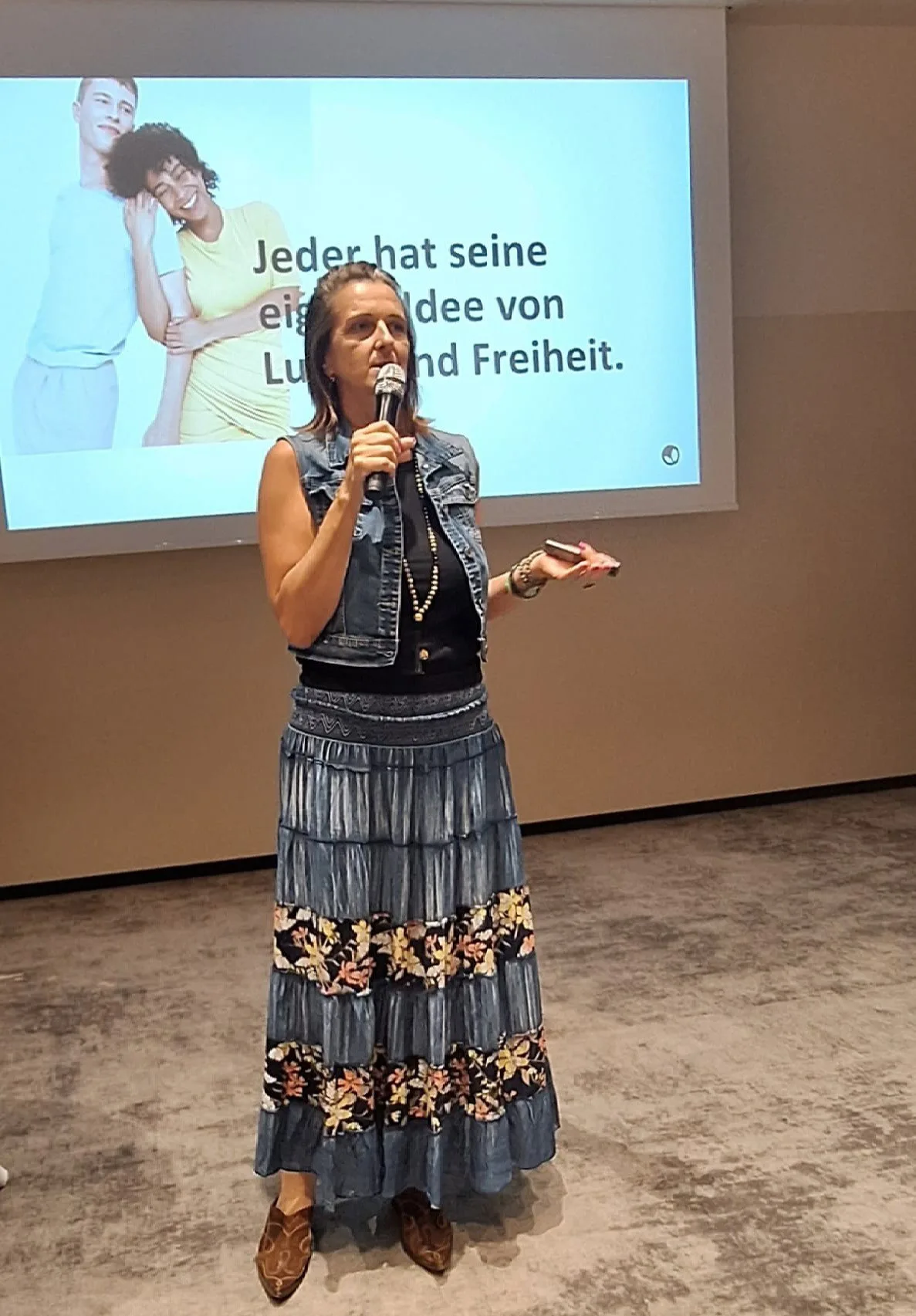 Silvia Wessely beim Vortrag vor Projektionswand mit Zitat über Freiheit und Lust