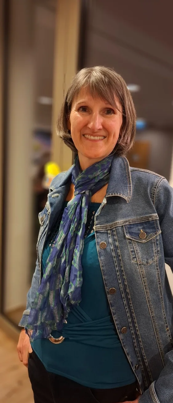 Porträt von Sonja Golla, Autorin, mit Jeansjacke und Schal