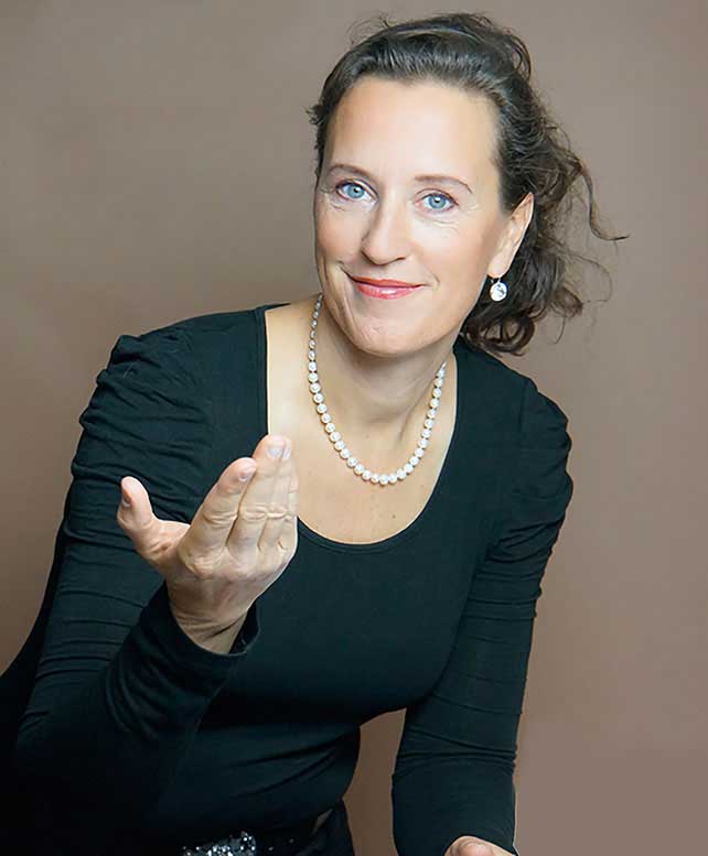 Antje Heimsoeth, Mentaltrainerin mit schwarzem Oberteil und Perlenkette