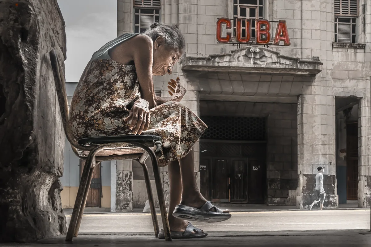 Rendite-Tabelle – Kalkulationstool für Immobilien 6 Statue einer lesenden Frau vor Kuba-Schriftzug in Havanna, historisches Gebäude