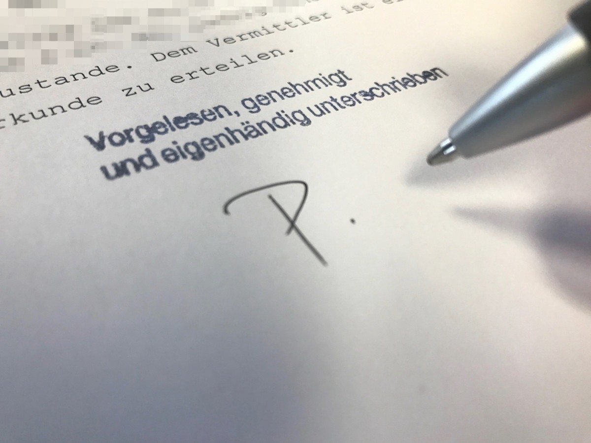 Rendite-Tabelle – Kalkulationstool für Immobilien 5 Kugelschreiber auf Dokument mit handschriftlicher Unterschrift und Text zum Vermittler
