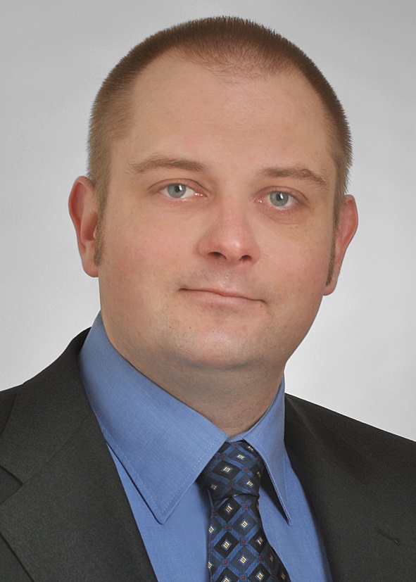 Renditevergleich Immobilien – Excel-Rechner für Mietobjekte 1 Porträtfoto von Robert Hummel, Immobilienmakler im Anzug mit blauem Hemd und Krawatte
