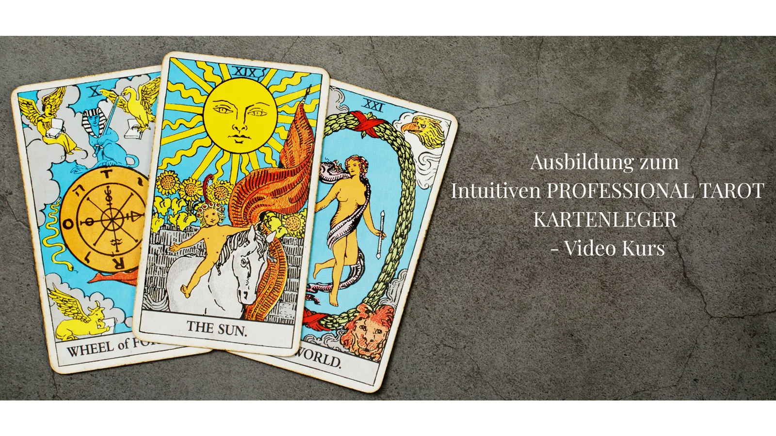 Tarot-Karten-Ausbildung Hero-Image mit drei klassischen Tarot-Karten (Wheel of Fortune, The Sun, The World) auf grauem Hinter