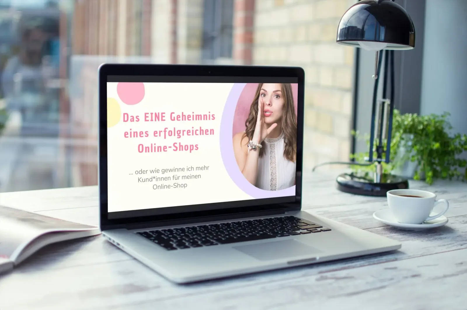 Laptop-Mockup mit Webinar-Titel auf dem Bildschirm, umgeben von Büro-Accessoires