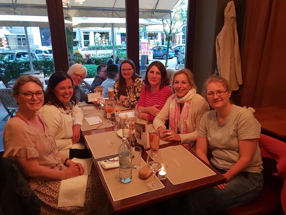 Gruppe von Frauen beim gemeinsamen Essen im Restaurant
