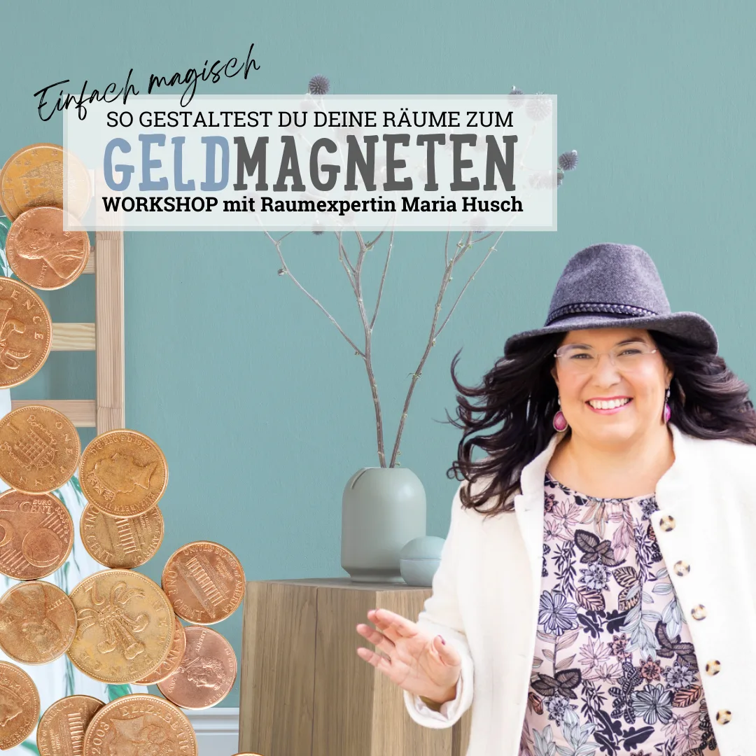 Frau mit Hut vor türkisfarbenem Hintergrund neben Vase, Geldmünzen-Deko, Workshop-Ankündigung