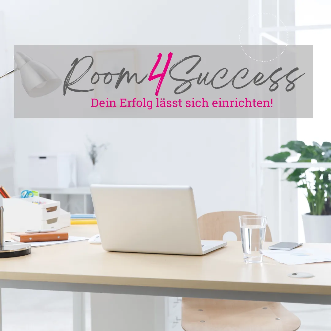 Room4Success Logo mit Tagline auf Schreibtisch-Mockup