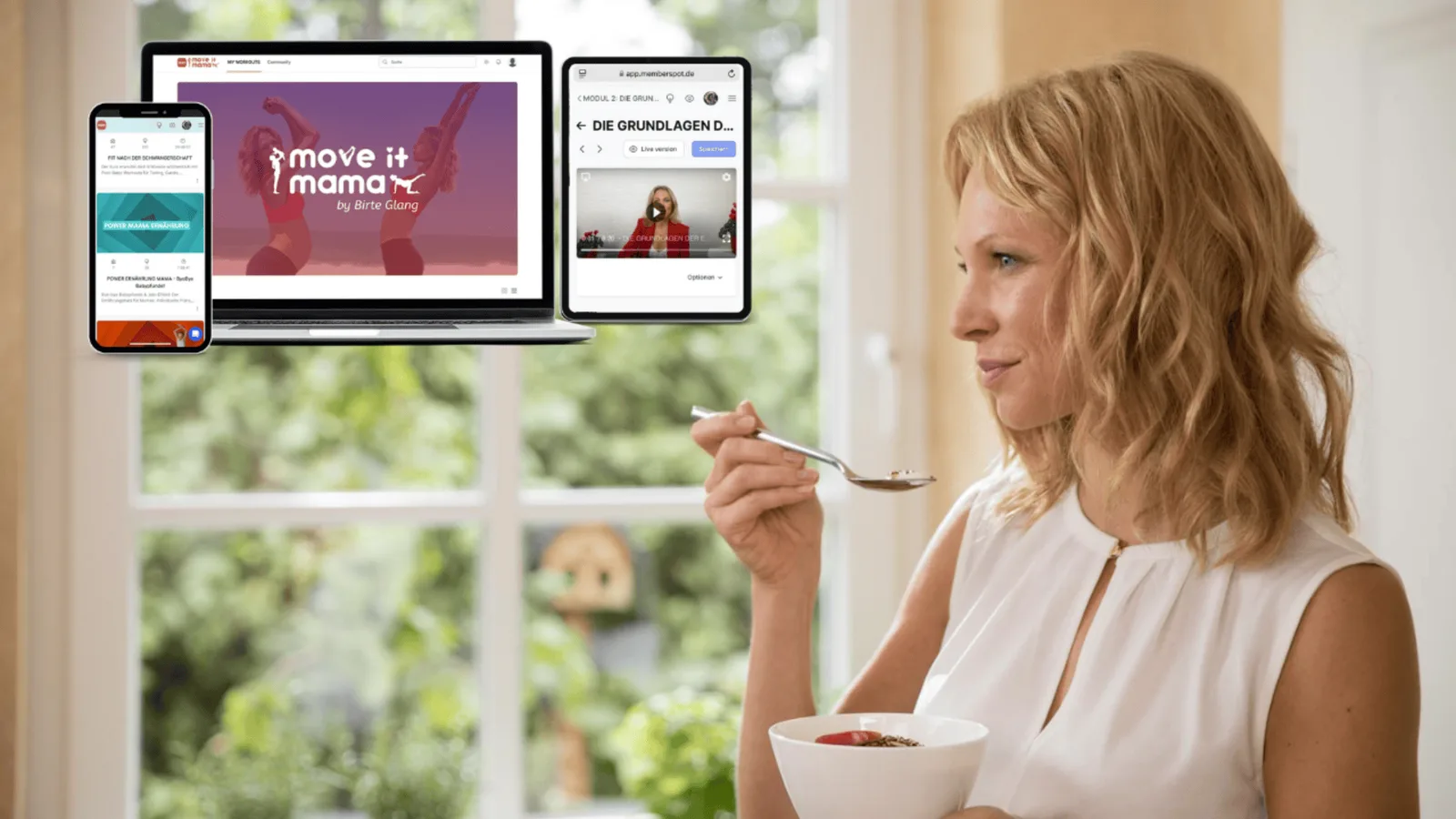 Frau vor Fenster mit Tablet und Laptop zeigt MOVE IT MAMA Online-Kurs auf Geräten