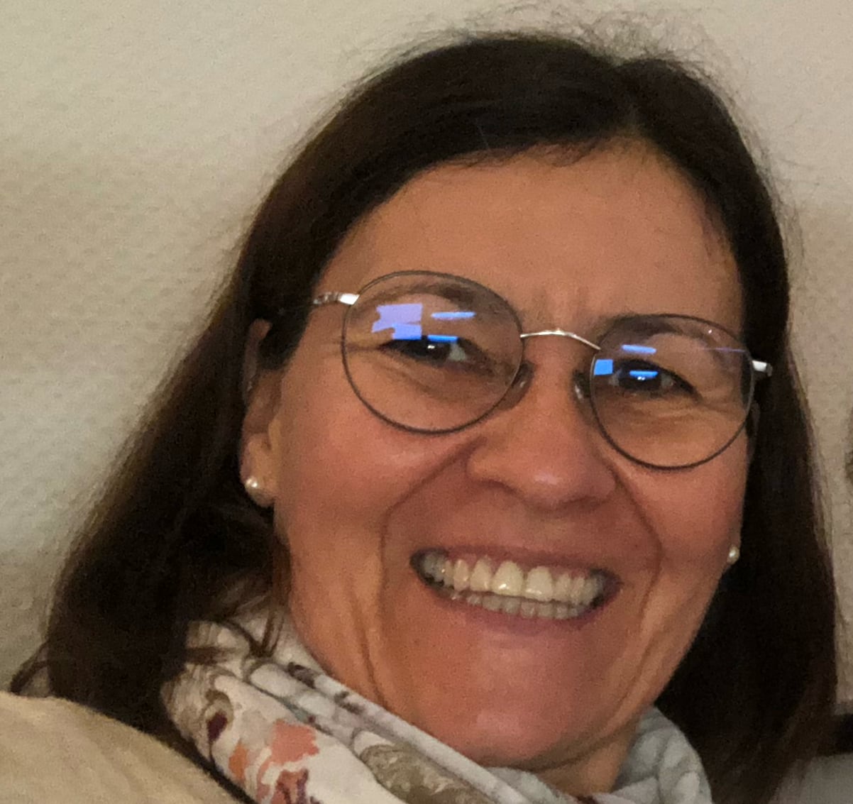 Porträt Frau Leokadia mit Brille und lächelndem Gesichtsausdruck
