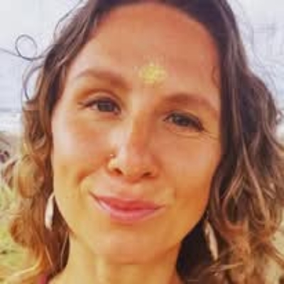 Sacred Woman Rising – Kurspaket heilige Weiblichkeit 9 Porträt von Mayana Ananda mit braunem Haar und goldenem Tilaka-Punkt auf der Stirn