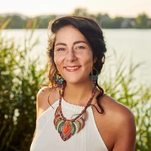 Sacred Woman Rising – Kurspaket heilige Weiblichkeit 7 Portrait von Amira Gorski, Frau mit lächelndem Gesicht am See