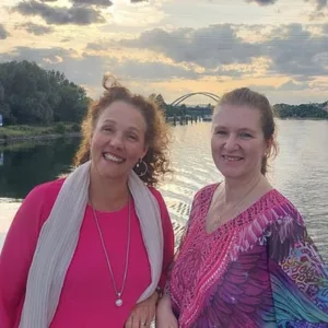 Sacred Woman Rising – Kurspaket heilige Weiblichkeit 29 Zwei Frauen am Wasser, Das Rote Zelt, eine in Pink, eine in Lila