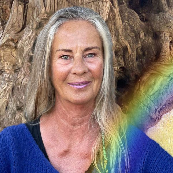 Sacred Woman Rising – Kurspaket heilige Weiblichkeit 20 AuraUmai mit silbernem Haar vor Baumrinde mit Regenbogenelement