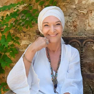 Sacred Woman Rising – Kurspaket heilige Weiblichkeit 8 Portrait von Anke Evertz mit weißem Kopftuch vor Efeu-Hintergrund
