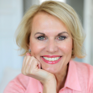 Sacred Woman Rising – Kurspaket heilige Weiblichkeit 23 Portrait von Adele Landauer, Frau mit blondem Haar und rosa Top