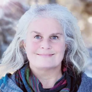 Sacred Woman Rising – Kurspaket heilige Weiblichkeit 18 Porträt von Kea Kerstin Mertens mit silberweißem Haar und Schal