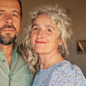 Sacred Woman Rising – Kurspaket heilige Weiblichkeit 19 Porträt von Juliane Wilde mit weißem lockigem Haar neben Mann mit Bart