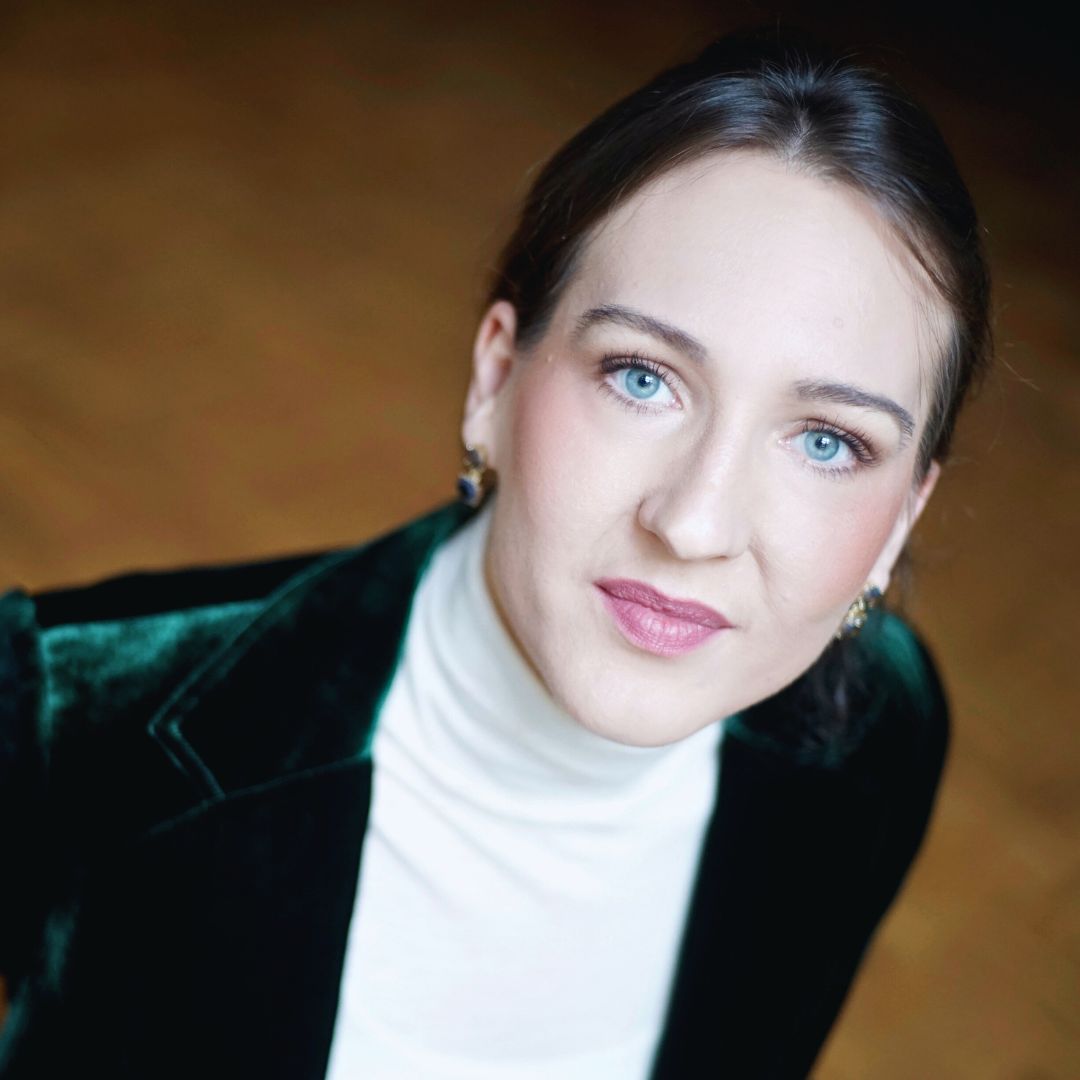 Sacred Woman Rising – Kurspaket heilige Weiblichkeit 6 Portrait von Amelie Hüneke mit schwarzem Haar vor neutralem Hintergrund