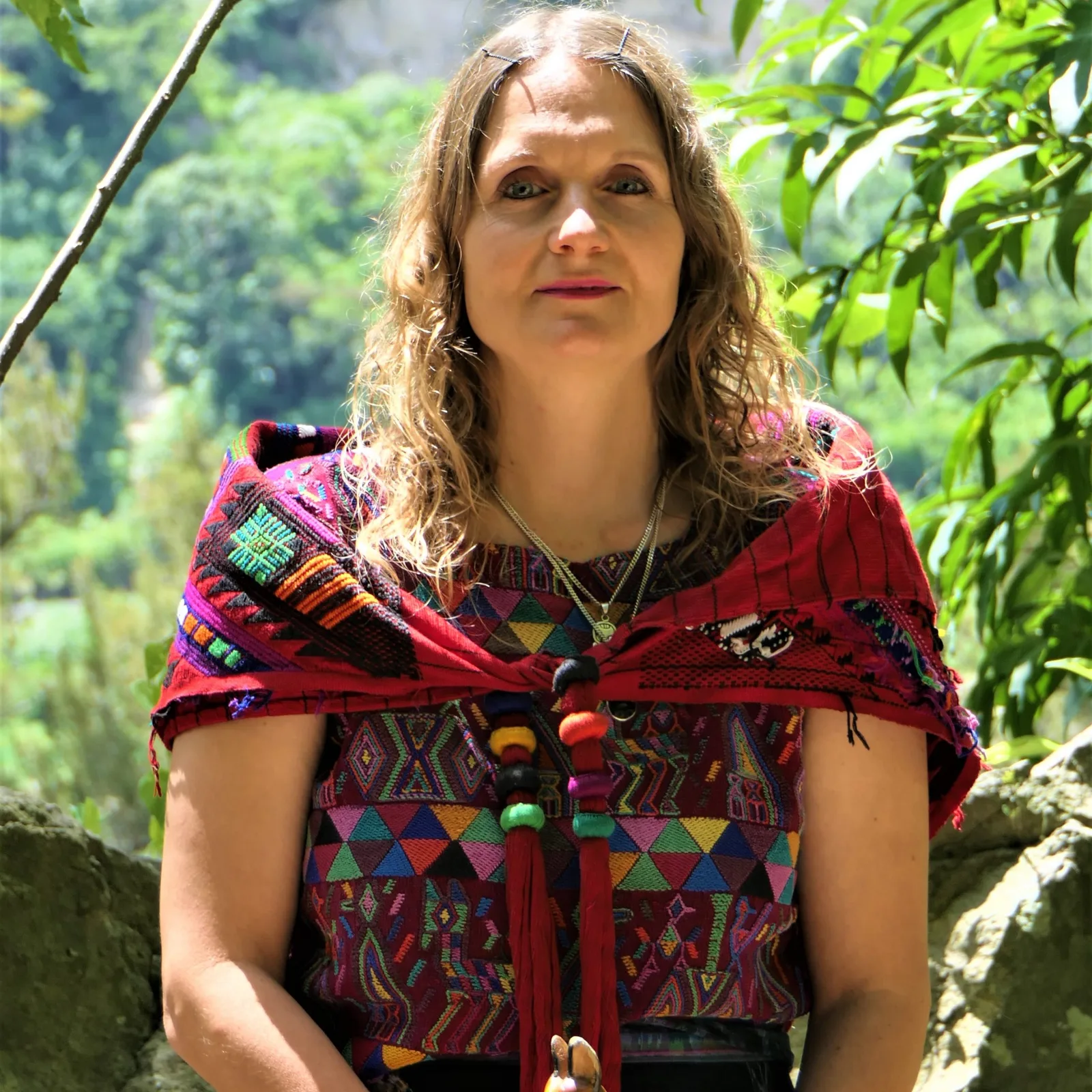 Sacred Woman Rising – Kurspaket heilige Weiblichkeit 5 Portrait von Alicia Kusumitra mit traditionellem roten Gewand im Grünen