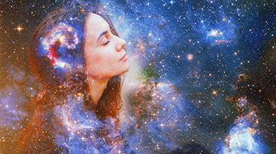 Frauenprofil mit geschlossenen Augen vor Sternenfeld und Galaxie