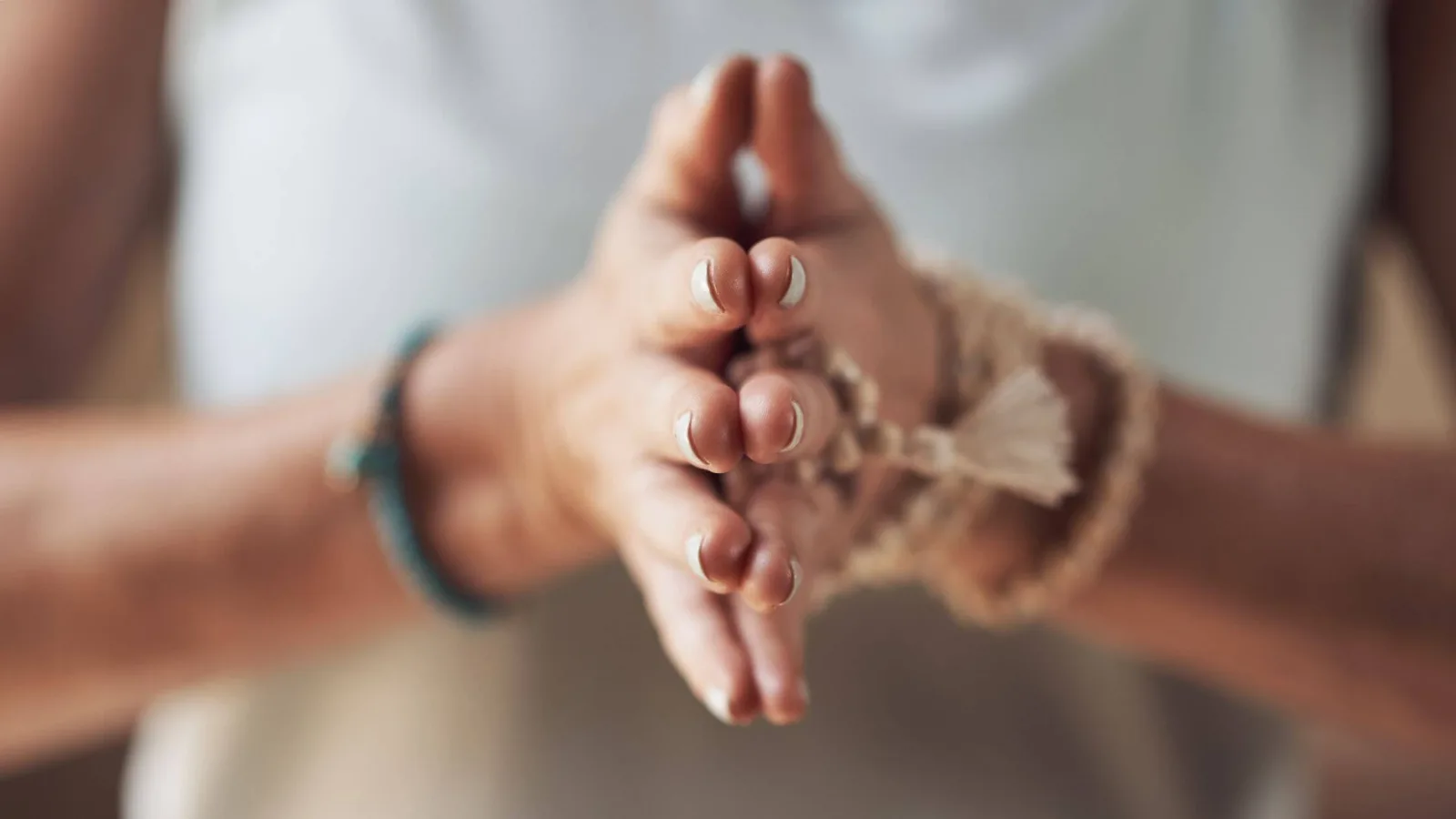Hände mit Ringen in demonstrativ gestischer Pose, verschwommener Hintergrund, emotionale Körpersprache