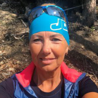 Porträt Frau Sabine P. mit blauer Stirnband beim Sport