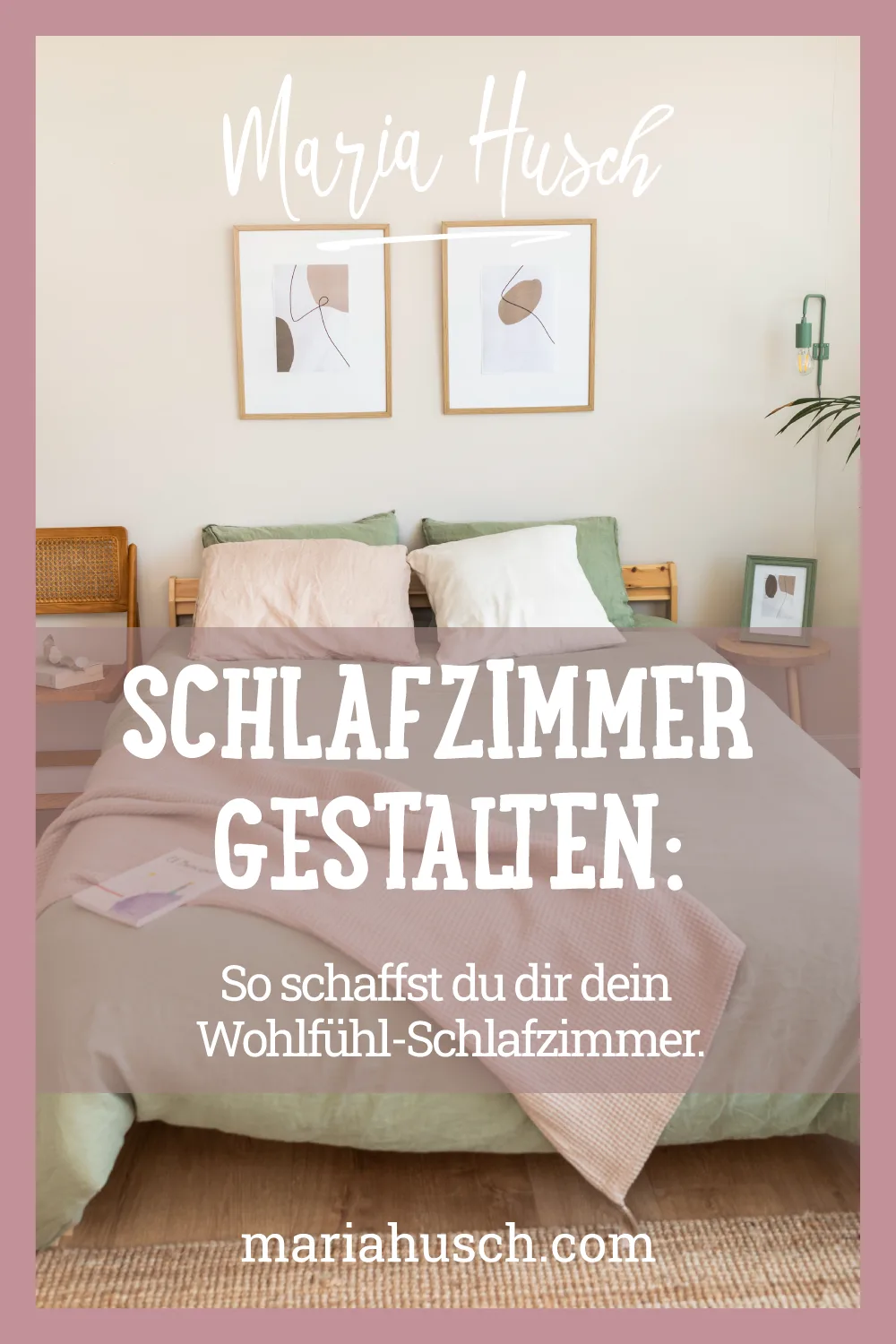 Schlafzimmer mit Holzbett, Wandkunst, Text und handschriftlicher Signatur Maria Husch