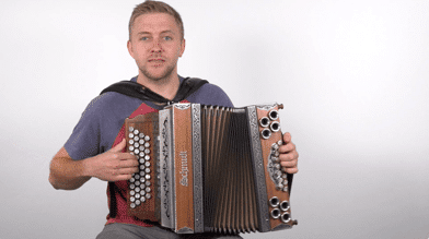 Schlenker, Läufe, Variationen – Harmonika-Videokurs von Stefan Kloppe 6 Stefan Kloppe mit Steirischer Harmonika in zweiter Pose, Hände in unterschiedlicher Position