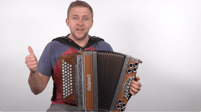 Schlenker, Läufe, Variationen – Harmonika-Videokurs von Stefan Kloppe 4 Stefan Kloppe mit Steirischer Harmonika, beide Hände sichtbar, Daumen nach oben