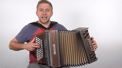 Schlenker, Läufe, Variationen – Harmonika-Videokurs von Stefan Kloppe 7 Stefan Kloppe mit Steirischer Harmonika in dritter Pose, Balg erweitert