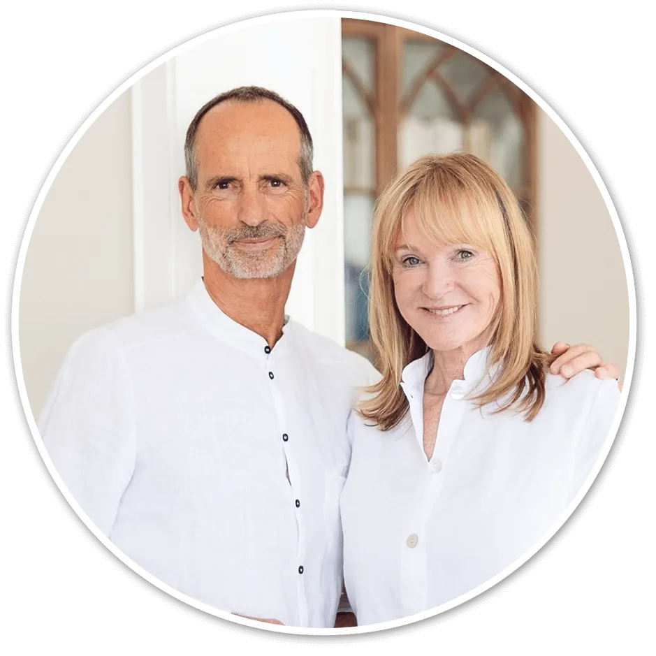 Schmerzfrei und beweglich bis ins hohe Alter – E-Book mit Übungen 4 Zirkuläres Portraitfoto von Roland Liebscher-Bracht und Dr. med. Petra Bracht in weißer Kleidung, lächelnd