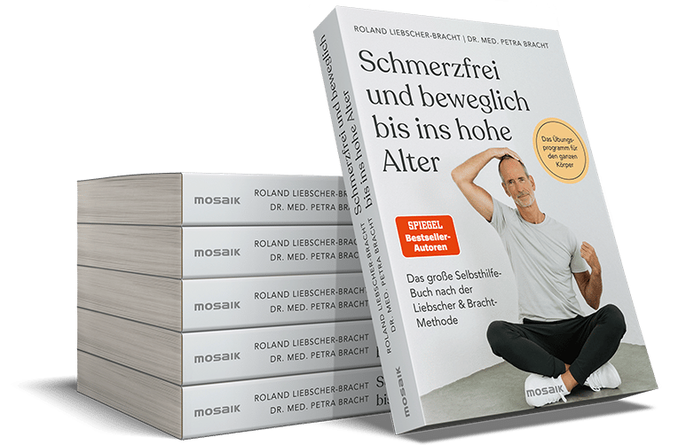 Schmerzfrei und beweglich bis ins hohe Alter – E-Book mit Übungen 1 Buch-Mockup mit Stapel von fünf weißen Büchern links und aufgeschlagenem Buch rechts, Cover zeigt Titel und männliches Portra