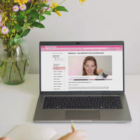 Schminkkurs für Anfänger:innen von COSLINE Cosmetics GmbH 15 Laptop-Bildschirm zeigt COSLINE Schminkkurs Lernplattform mit Blumenvase und Schreibtisch-Styling im Hintergrund