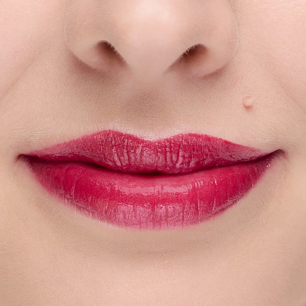 Schminkkurs für Anfänger:innen von COSLINE Cosmetics GmbH 16 Nahaufnahme von Lippen mit COSLINE Lippenstift Rubin 415 in Dunkelrot