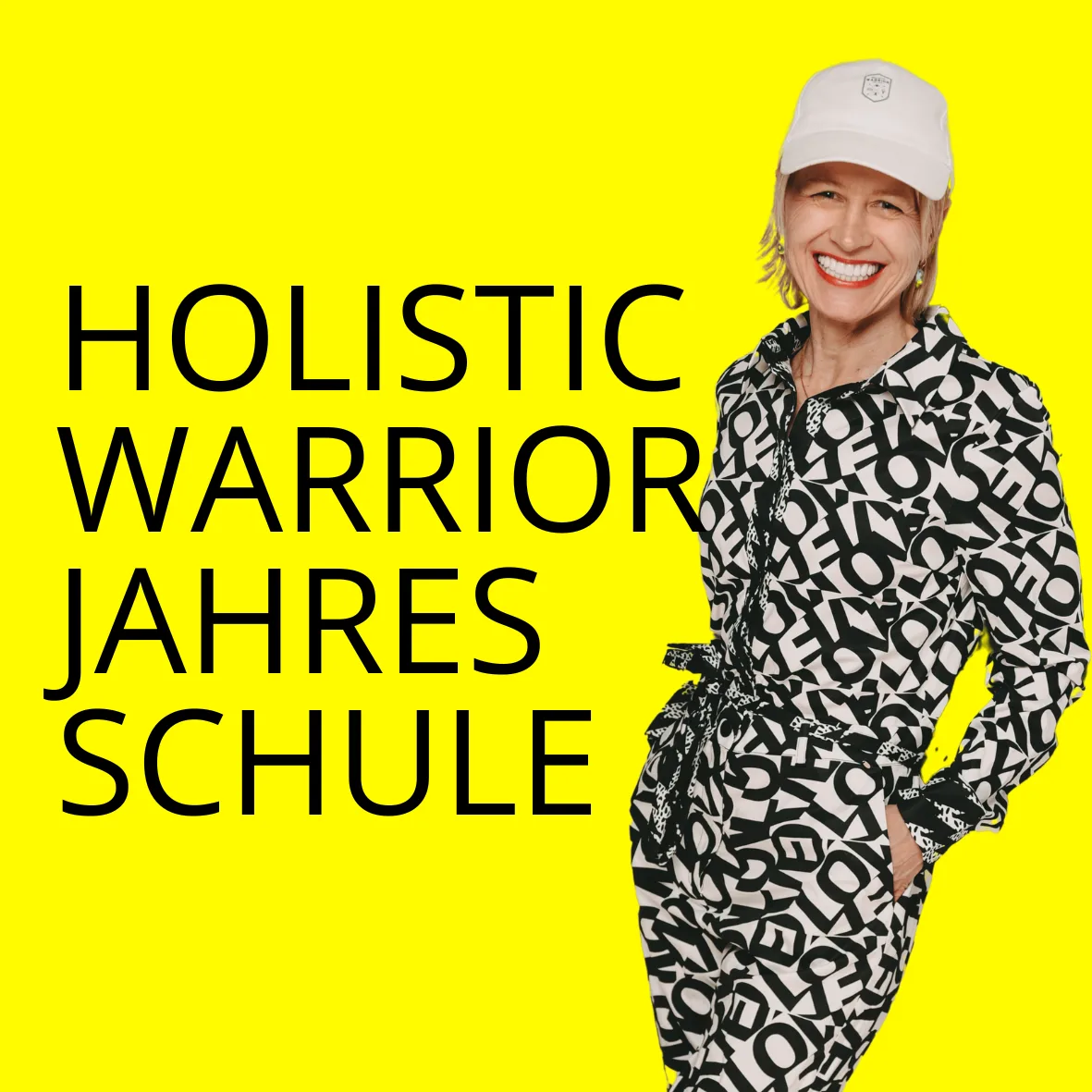 Frau mit Baseballkappe und gemustertem Anzug vor gelbem Hintergrund, Text Holistic Warrior Jahres Schule