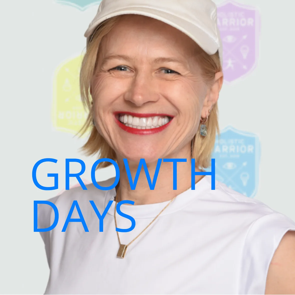 Frau mit weißer Kappe vor Pastellhintergrund mit Text Growth Days
