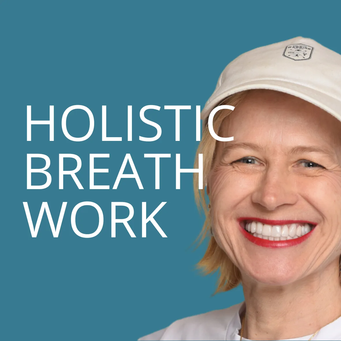 Frau mit weißer Kappe vor blauem Hintergrund, Text Holistic Breath Work