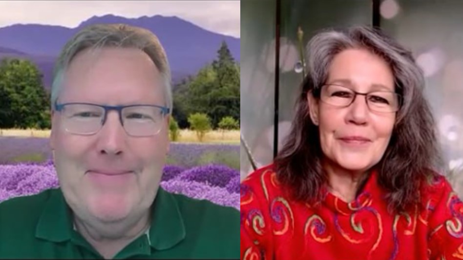 Videostandbild mit Walter Käch vor Lavendelfeld und Christel Ströbel in rotem Oberteil