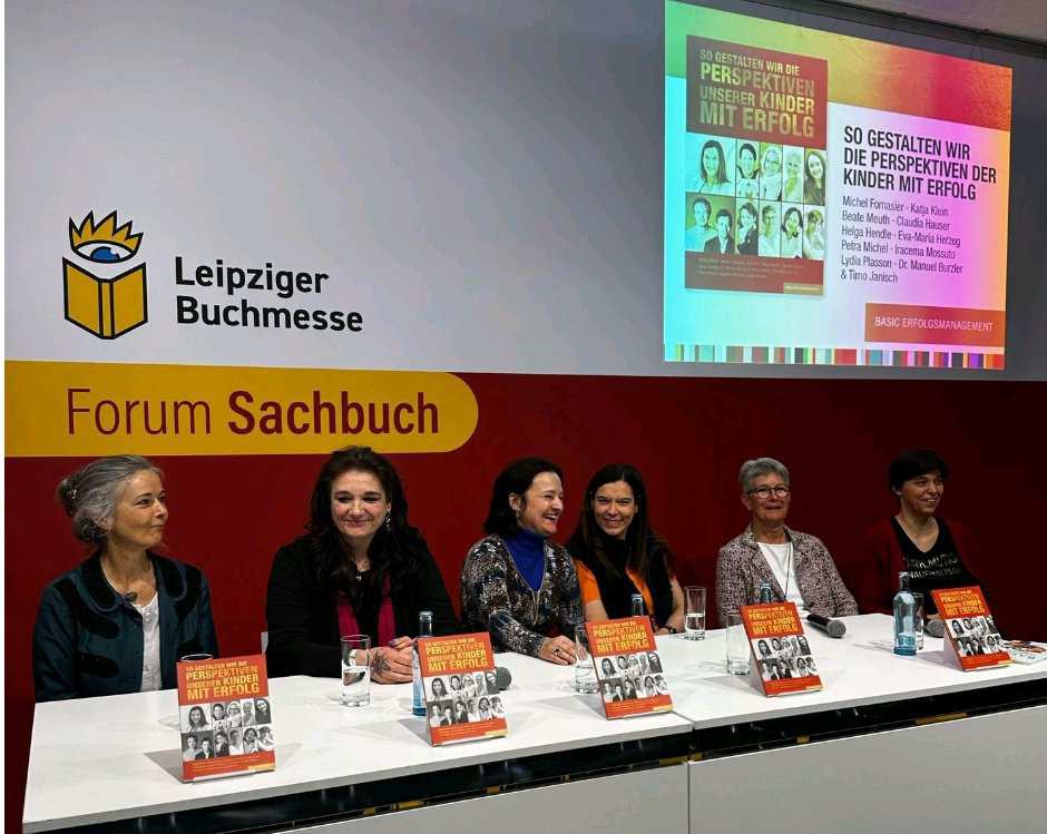 Leipziger Buchmesse Forum Sachbuch Panel mit Autoren und Buchcover im Hintergrund