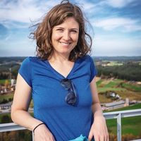 Frau im blauen Shirt mit Luftballon im Hintergrund, Galerie-Bild