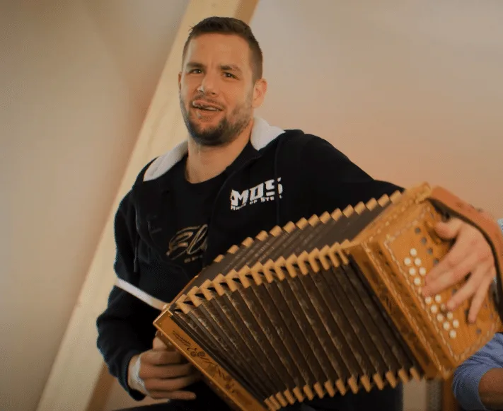 Rico Giger mit Schwyzerörgeli, Mann in schwarzem Shirt mit Akkordeon