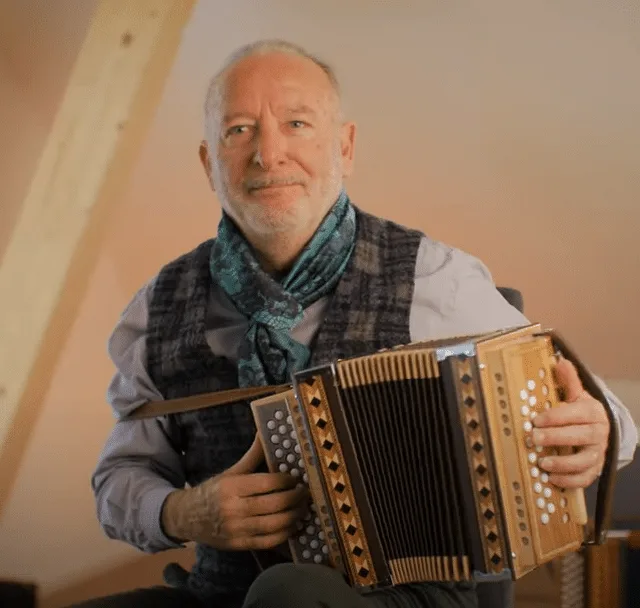 Jean mit Schwyzerörgeli, älterer Mann mit Schal und Akkordeon