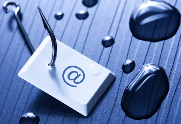 Phishing-Hook mit E-Mail-Symbol auf blauem strukturiertem Hintergrund zur Illustration von Phishing-Mails