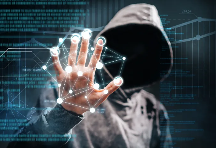 Geheimnisvolle vermummte Person mit leuchtender Netzwerk-Hand symbolisiert Cyber-Resilienz und Bedrohungen