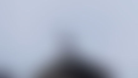 Verschwommener blauer Hintergrund mit dunklem abstraktem Objekt