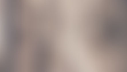 Verschwommener Portrait einer Frau mit nachdenklichem Ausdruck